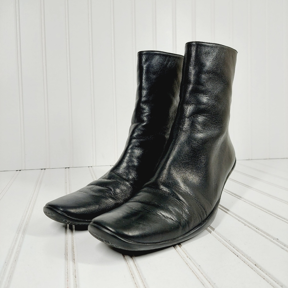 Stuart Weitzman Women's Black Leather Kitten Heel Back Zip Ankle Boots I464 - Picture 2 of 11